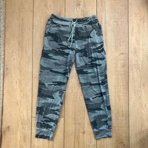 splendid women’s Camouflage Jogger Pants with pockets size small